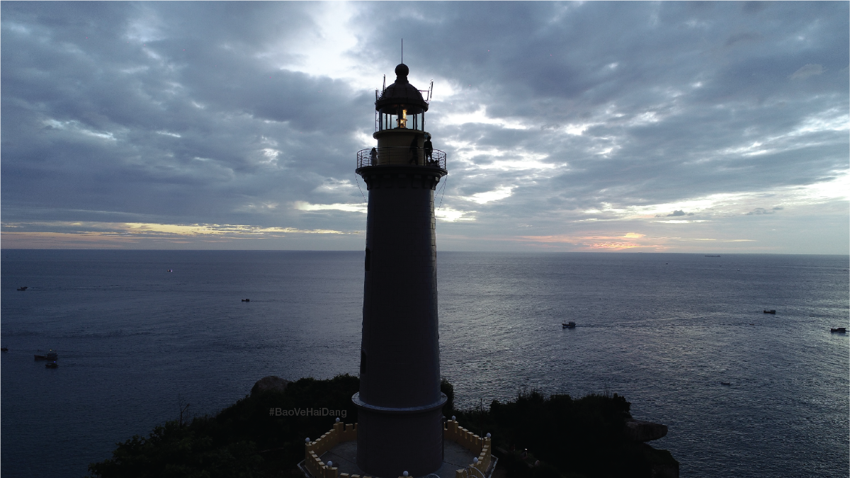 Được xây dựng và đưa vào hoạt động từ thế kỷ 19, tới nay hải đăng Đại Lãnh vẫn luôn lặng lẽ làm nhiệm vụ định hướng cho hoạt động hàng hải, bảo vệ ngư dân ngoài khơi xa.