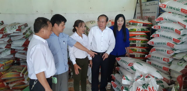 Chủ tịch Liên minh HTX Việt Nam Nguyễn Ngọc Bảo và Phó chủ tịch Nguyễn Văn Thịnh thị sát kho chứa vật tư nông nghiệp của HTX.