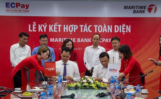 Ông Huỳnh Bửu Quang - Tổng Giám đốc Maritime Bank và ông Bùi Đức Bình Dương - Tổng Giám đốc ECPay thực hiện ký kết hợp tác chiến lược