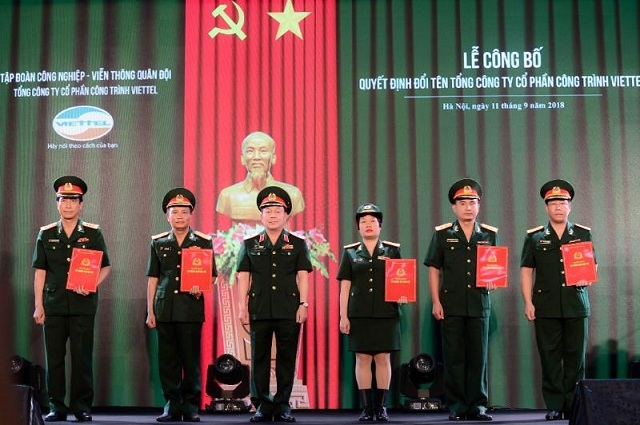 Thiếu tướng Lê Đăng Dũng (người thứ 3 từ trái sang) - Phụ trách Chủ tịch kiêm Tổng giám đốc Tập đoàn Viettel trao quyết định thành lập cho Ban TGĐ TCT cổ phần Công trình Viettel.