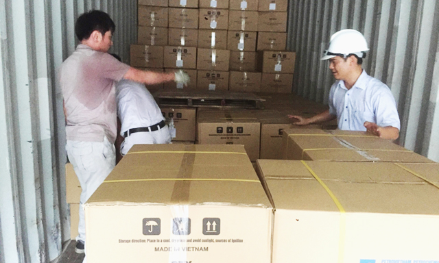 Sợi polyester - PVTEX được chuyển lên xe container tại Nhà máy Xơ sợi Đình Vũ