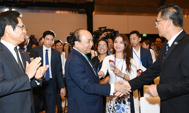 Thủ tướng Nguyễn Xuân Phúc trò chuyện với đại biểu dự Hội nghị