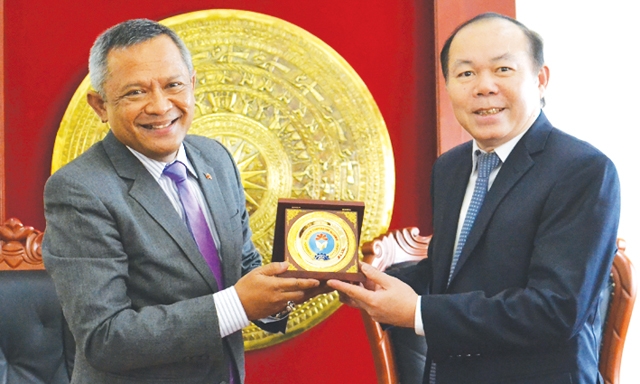 Chủ tịch Nguyễn Ngọc Bảo tặng kỷ niệm chương của Liên minh HTX Việt Nam cho ông Ramlan Osman