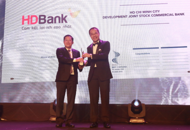 Đại diện HDBank nhận giải thưởng“Best Companies to Work for in Asia – Nơi làm việc tốt nhất Châu Á”.