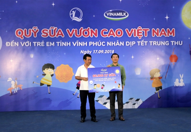 Ông Đỗ Thanh Tuấn - Giám đốc Đối ngoại Vinamilk trao bảng tượng trưng 66.000 ly sữa cho đại diện tỉnh Vĩnh Phúc