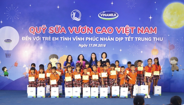 Bà Trương Thị Mai - Ủy viên Bộ Chính trị, Bí thư Trung ương Đảng, Trưởng Ban Dân vận Trung ương; bà Nguyễn Thị Hà - Thứ trưởng Bộ LĐ-TB&XH; bà Hoàng Thị Thúy Lan - Bí thư Tỉnh ủy Vĩnh Phúc và bà Bùi Thị Hương - Giám đốc Điều hành Vinamilk trao quà và sữa cho các em học sinh