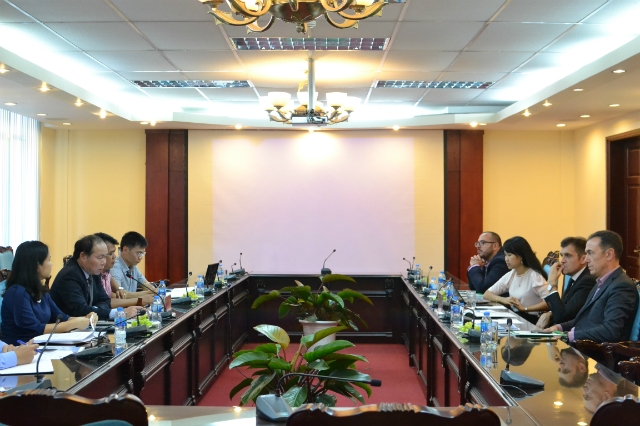 Quang cảnh buổi làm việc