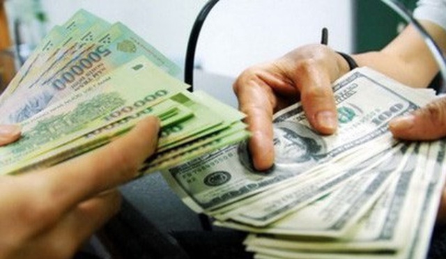 Trên thị trường tự do, giá mua - bán USD hiện đang là 23.390-23.400 đồng/USD.