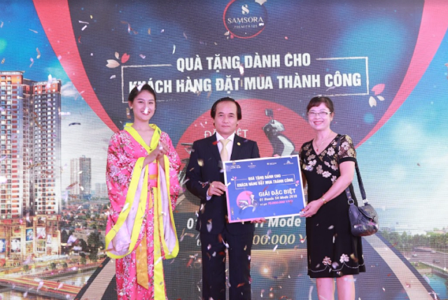 Ảnh khách hàng nhận quà bốc thăm trúng thưởng.