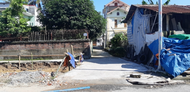 Doanh nghiệp phải tạm dừng đào móng để xây dựng ki - ốt do sự phản ứng của người dân