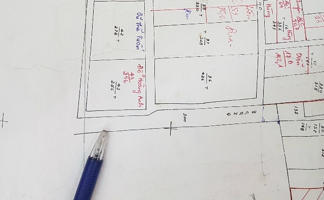 Theo bản đồ, đất đầu ngõ đã được giao cho doanh nghiệp để làm tái định cư.