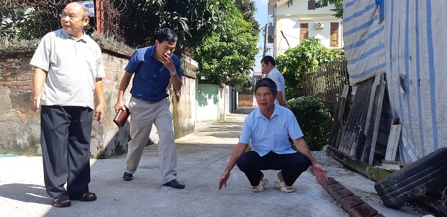 Chỉ để đất ngõ bằng sải tay liệu người dân có đi lại được?