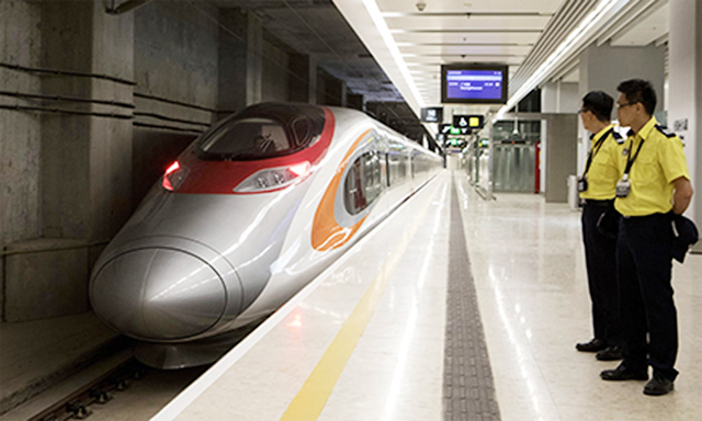 Một đoàn tàu siêu tốc chuẩn bị khởi hành từ nhà ga trung tâm Hồng Kông