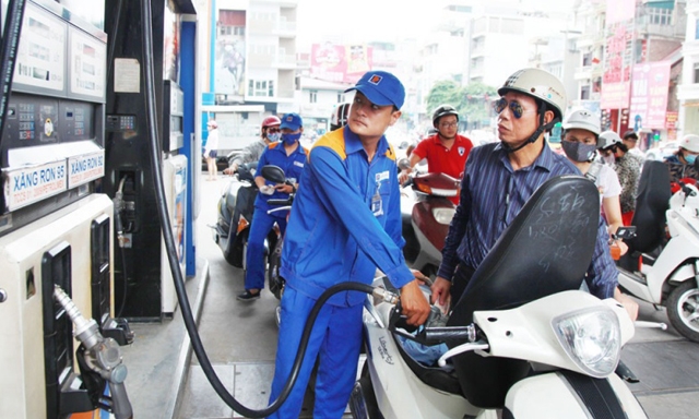 Việc phải cõng thêm thuế BVMT sẽ đẩy giá xăng dầu tăng cao