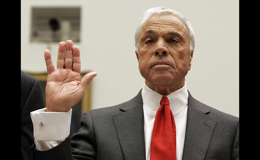 Angelo Mozilo (80 tuổi) Là con trai của một người bán thịt, Mozilo trở thành đồng sáng lập công ty Countrywide năm 1969. Ông đã nhanh chóng đưa Countrywide thành một trong những công ty cho vay thế chấp lớn nhất nước Mỹ, cho phép 22 triệu người Mỹ trở thành chủ sở hữu nhà. Giữa năm 1982 và 2003, cổ phiếu của công ty đã tăng 23.000%, ông được mệnh danh là một thiên tài (các đối thủ cạnh tranh gọi ông là Chúa Trời). Ông là một trong những người tiên phong trong việc cho vay thế chấp dưới chuẩn, Countrywide đã giúp bất cứ người Mỹ nào cũng có thể vay tiền dù người đó chưa chắc có khả năng trả nợ. CNN gọi ông là một trong thủ phạm hàng đầu của cuộc khủng hoảng tài chính 2008 tại Mỹ, và tạp chí Condé Nast Portfolio xếp ông ở vị trí thứ hai trong danh sách các CEO tồi tệ nhất mọi thời đại. Trong năm 2009, ông đã trả một khoản tiền phạt 67 triệu USD cho Ủy ban chứng khoán Mỹ (SEC). Từ năm 2000 đến 2008, ông nhận khoản bồi thường 450 triệu đô la. Ở tuổi 80, ông sống ở California. Ảnh: SIPA