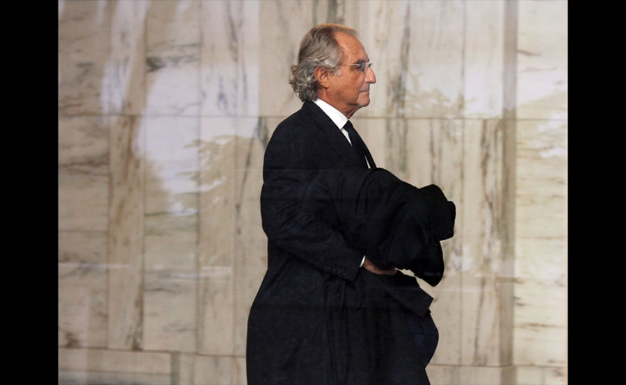 Bernard Madoff (80 tuổi) Bị bắt vào cuối năm 2008 vì tội gian lận, Bernard Madoff đã bị kết án 150 năm tù giam vì đã tiếp tay cho các kế hoạch lừa đảo tài chính Ponzi khổng lồ nhất trong lịch sử. Cựu nhân viên cứu hộ ở Long Island cuối cùng lại nhấn chìm nhiều nhà đầu tư bằng một vụ lừa đảo (ước đạt gần 50 tỷ USD) trong cuộc khủng hoảng tài chính. Tuy nhiên, điều khiến nhiều người Mỹ cảm thấy cay đắng nhất là Bernard Madoff đã diễn trò suốt nhiều thập kỷ ngay trước mũi các nhà chức trách. Trong tù nhưng Bernie vẫn trở thành một ngôi sao khi HBO đã chuyển thể quyển sách viết về trùm lừa đảo Bernie Madoff thành bộ phim truyền hình Bậc thầy lừa đảo “The Wizard of Lies” do diễn viên Robert Niro thủ vai. Ở trong tù nhưng ông không trắng tay. Một nhà báo đã tiết lộ sự thực rằng Bernard Madoff mua lại hết lượng chocolate Swiss Miss trong kho lương thực của nhà tù để nắm độc quyền. Sau đó, ông bán lại cho các tù nhân khác để kiếm lời. Điều này khiến các tù nhân xem ông như là “anh hùng”. Theo một bạn tù cũ, khi không tính toán về việc buôn bán chocolate, Bernie sẽ nghe nhạc rap và dành thời gian trong thư viện để đọc sách tài chính, thậm chí cả truyện thiếu nhi Tiểu lãnh Fauntleroy. Ảnh: REA