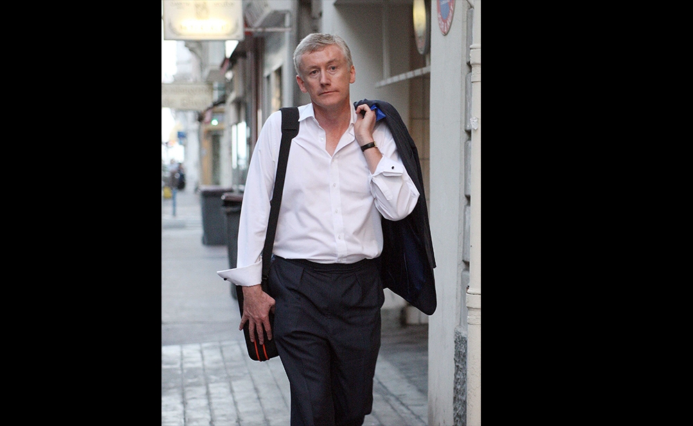 Fred Goodwin (60 tuổi) Con trai của một thợ điện Scotland đã trở thành người đứng đầu ngân hàng Hoàng gia Scotland (RBS) vào đầu năm 2008. Fred Goodwin rời ngân hàng này vào tháng 10, một tháng trước khi RBS được tuyên bố phá sản. Chủ trương của ông mua lại tất cả các ngân hàng và định chế tài chính, bất chấp hiệu quả kinh tế. Việc mua lại ABN Amro diễn ra khi kinh tế toàn cầu đang chuyển dần sang u ám vào năm 2007 với cái giá không hề rẻ 100 tỷ USD. Vụ mua bán đã làm ngân khố của RSB cạn kiệt, trong khi Amro đã chứng tỏ là miếng mồi quá lớn, ngoài khả năng tiêu hóa của RBS. Tạp chí Newsweek ưu ái trao cho ông chủ của RBS danh hiệu ngân hàng tệ nhất thế giới vào cuối năm 2008. Vào năm 2012, ông mất tước hiệu Hiệp sĩ do Nữ hoàng Anh phong. Tin tức mới nhất, ông sẽ sống ở miền Nam nước Pháp với lương hưu giảm xuống còn 340.000 bảng một năm. Điều này giúp ông có thời gian nuôi đam mê phục chế lại những chiếc xe cũ. Ảnh: SIPA