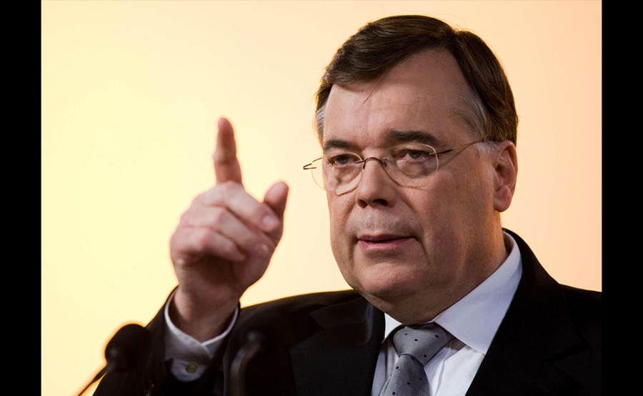 Geir Haarde (67 tuổi) Vào tháng 3 năm 2012, cựu thủ tướng Iceland (2006-2009) đã xuất hiện trước một tòa án đặc biệt về trách nhiệm của ông đối với cuộc khủng hoảng tài chính mà tháng 10/2008 đã đẩy hàng ngàn người Iceland xuống đường để yêu cầu ông từ chức. Bị cáo buộc rất cẩu thả và vi phạm pháp luật về trách nhiệm người đứng đầu chính phủ, ông bị kết tội phá sản đất nước mình. Trong bảy năm, ba ngân hàng của Iceland đã lớn hơn 20 lần, đến mức quy mô tài sản của ba ngân hàng này gấp gần chín lần GDP của hòn đảo. Những ngân hàng này đã đầu tư mạnh vào các sản phẩm tài chính rủi ro. Con đường chính trị của ông sau đó cũng dần dần hồi phục khi ông được bổ nhiệm làm đại sứ của Iceland tại Mỹ vào tháng 2 năm 2015. Ông thường xuyên đăng tải hình ảnh trên Twitter - với John McCain hoặc Rex Tillerson - và không bao giờ do dự để khoe những cảnh đẹp của thiên nhiên Iceland. Ảnh: SIPA