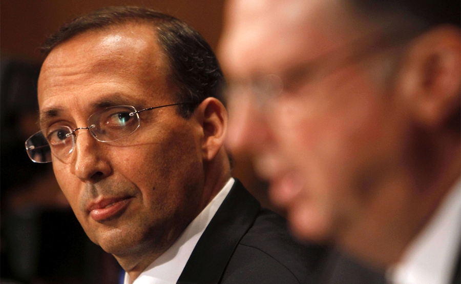 Joe Cassano (63 tuổi) Con trai của một cảnh sát New York, Joe Cassano đã thăng tiến từ nhân viên của bộ phận Sản phẩm Tài chính lên lãnh đạo của tập đoàn bảo hiểm AIG giai đoạn từ năm 1987 đến 2008. Ông chính là người tích hợp công cụ tài chính Hợp đồng hoán đổi rủi ro tín dụng trong các sản phẩm bảo hiểm của nhóm. Đó là một loại hợp đồng bảo hiểm, trong đó một bên trả cho bên kia khoản phí để đổi lại được nhận bồi thường trong trường hợp vỡ nợ trái phiếu. Trong thời kỳ hoàng kim, công cụ tài chính này đã đem lại cho AIG nhiều món lợi khổng lồ. Tuy nhiên, khi vi rút vay dưới chuẩn lây lan. Chúng khiến ông trở thành bệnh nhân 0 của cuộc khủng hoảng tài chính (người đầu tiên bị nhiễm dịch bệnh). Ông rời AIG vào tháng 3 năm 2008 với một “chiếc dù vàng” trị giá 34 triệu USD. Một năm sau, tờ Paris Match tiết lộ người tạo ra quả bom tài chính đang chìm trong những ngày yên bình tại một ngôi nhà đẹp ở London, ngay cạnh thiên đường mua sắm Harrods huyền thoại. Hiện ông đang sống với vợ trong một ngôi nhà ở một góc thôn dã của Connecticut. Một nhà tù vàng! Ảnh: SIPA