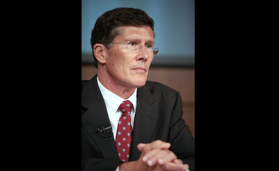 John Thain (63 tuổi) Vào cuối năm 2007, ngay khi cuộc khủng hoảng tài chính bắt đầu, ông được bầu làm chủ tịch của Merrill Lynch và trở thành một trong những ông chủ của S & P 500 được trả lương tốt nhất (83 triệu đô la trong năm 2007). Giữa cơn bão, ông đã bán Merrill Lynch cho Bank of America. Đây như là một phần thưởng tốt đẹp cho cổ đông. Nhưng những tiết lộ về chi tiêu xa hoa của ông (1,22 triệu đô la để tái phát triển văn phòng của ông) và những tổn thất cao hơn dự kiến của Merrill Lynch đã buộc ông phải từ chức vào đầu năm 2009. Đối với Barrack Obama, John Thain là hình ảnh thu nhỏ của sự yếu đuối. Sau ba năm làm CEO tập đoàn CIT Group, ông là thành viên Hội đồng quản trị của Uber. Sự xuất hiện của ông vào tháng Tư vừa rồi trong ban kiểm soát của Deutsche Bank đã gây ra tranh cãi ở Đức. Ảnh: SIPA