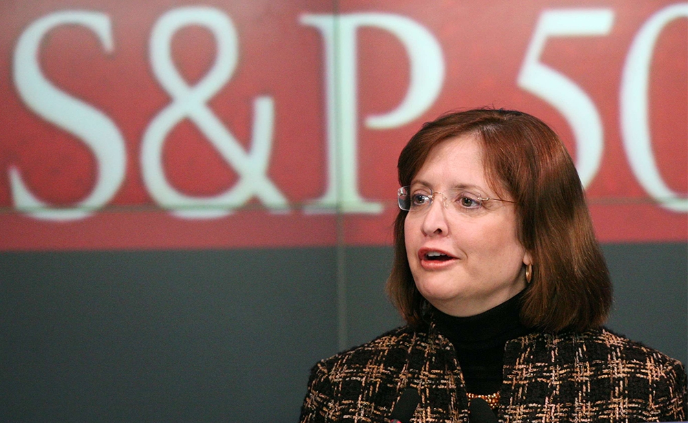 Kathleen Corbet (58 tuổi) Kathleen Corbet là Chủ tịch Standard and Poors, cơ quan xếp hạng lớn nhất thế giới từ năm 2004 đến 2007. Bà lọt vào danh sách 25 “thủ phạm” cuộc khủng hoảng tài chính của Time. Lợi dụng uy tín của mình, Kathleen Corbet đã dán nhãn “chất lượng cao” lên những khoản vay rủi ro nhất, khuyến khích nhà đầu tư lao đầu vào mua các giấy nợ đảm bảo bằng tài sản. Tuy nhiên khi khủng hoảng xảy ra, những tờ giấy nợ này biến thành giấy loại không hơn không kém. Tiền là lý do duy nhất khiến bà làm ăn thiếu trách nhiệm. Một số nhà phát hành chứng khoán trả tiền cho Kathleen Corbet để cổ phiếu yếu kém của họ được chính S&P đảm bảo. Kathleen Corbet bị buộc phải từ chức vào năm 2007. Một năm sau, bà thành lập một công ty đầu tư mạo hiểm, Cross Ridge Capital. Gần đây bà đã tham gia hội đồng quản trị của TCP Capital Corp với tư cách là giám đốc độc lập. Ảnh: SIPA