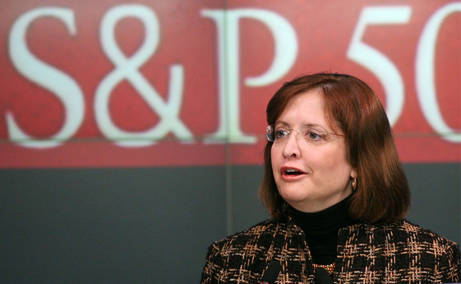 Kathleen Corbet (58 tuổi) Kathleen Corbet là Chủ tịch Standard and Poor's, cơ quan xếp hạng lớn nhất thế giới từ năm 2004 đến 2007. Bà lọt vào danh sách 25 “thủ phạm” cuộc khủng hoảng tài chính của Time. Lợi dụng uy tín của mình, Kathleen Corbet đã dán nhãn “chất lượng cao” lên những khoản vay rủi ro nhất, khuyến khích nhà đầu tư lao đầu vào mua các giấy nợ đảm bảo bằng tài sản. Tuy nhiên khi khủng hoảng xảy ra, những tờ giấy nợ này biến thành giấy loại không hơn không kém. Tiền là lý do duy nhất khiến bà làm ăn thiếu trách nhiệm. Một số nhà phát hành chứng khoán trả tiền cho Kathleen Corbet để cổ phiếu yếu kém của họ được chính S&P đảm bảo. Kathleen Corbet bị buộc phải từ chức vào năm 2007. Một năm sau, bà thành lập một công ty đầu tư mạo hiểm, Cross Ridge Capital. Gần đây bà đã tham gia hội đồng quản trị của TCP Capital Corp với tư cách là giám đốc độc lập. Ảnh: SIPA