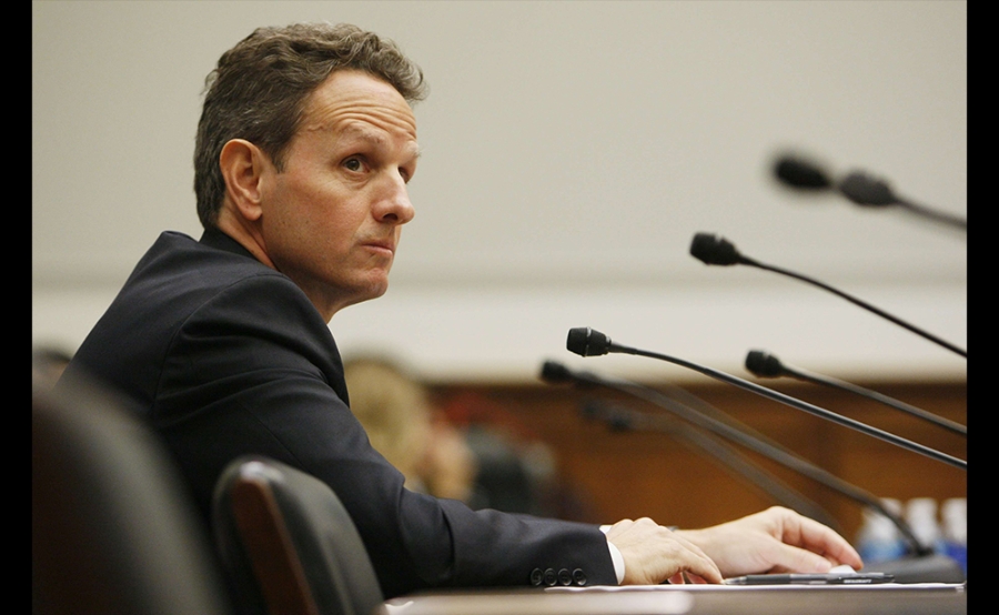 Timothy Geithner (57 tuổi) Với tư cách người đứng đầu Fed khu vực New York từ năm 2003 đến 2009 và phó chủ tịch ủy ban chính sách tiền tệ của Fed, Timothy Geithner đã bỏ qua những dấu hiệu cảnh báo của một cuộc khủng hoảng tài chính đang dần dần hiện hữu. Ông cũng đóng một vai trò quan trọng trong sự phát triển của kế hoạch Paulson, cho phép bơm 700 tỷ USD mua lại những khoản nợ thế chấp không có khả năng thanh khoản của một số ngân hàng dễ vỡ. Ông đã tìm cách giải cứu Bear Stearns và AIG. Năm 2009, ông trở thành Bộ trưởng Tài chính cho Tổng thống Obama, ông rời nhiệm sở vào năm 2013. Sau đó, ông được đề nghị thay thế Ben Bernanke tại Fed. Ông đã từ chối mà gia nhập Warburg Pincus, một công ty vốn cổ phần tư nhân trên phố Wall, với cương vị chủ tịch. Vai trò của ông trong cuộc khủng hoảng đã mở ra cánh cửa kiếm tiền từ các bài diễn thuyết trong các cuộc hội thảo. Ông đã nhận được 400.000 đô la cho ba bài phát biểu (cùng mức giá với Bill Clinton) trước khi gia nhập Warburg Pincus. Ảnh: SIPA