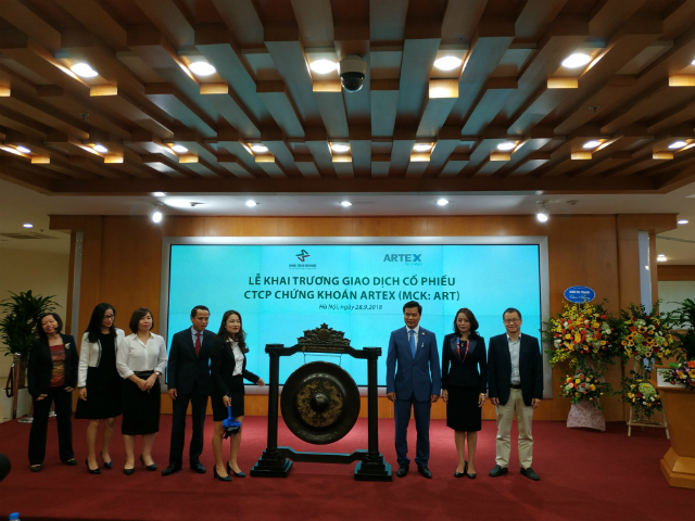 Bà Hương Trần Kiều Dung (ở giữa bên phải) tham gia lễ đánh cồng phiên giao dịch đầu tiên của cổ phiếu ART