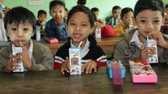 Hình ảnh học sinh tại Myanmar uống sữa trong trường học (Nguồn: Internet)
