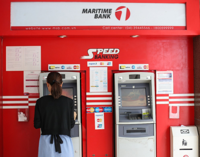 Sử dụng Gói trả lương M-Payroll, nhân viên công ty được miễn phí rút tiền ATM nội và ngoại mạng.