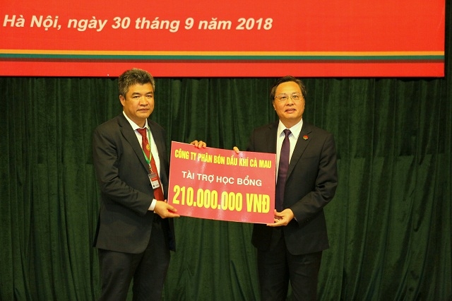 Chủ tịch HĐQT Công ty Phân bón Dầu khí Cà Mau trao tượng trưng học bổng Đạm Cà Mau