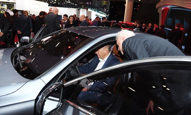 Khách tham quan tìm hiểu về mẫu xe