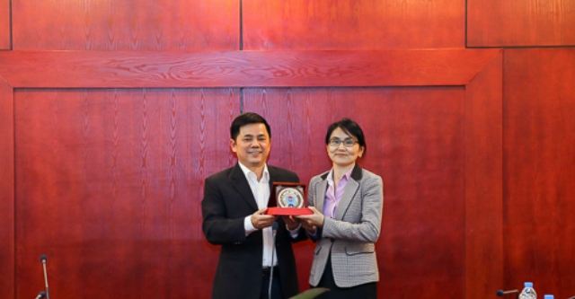 Phó Chủ tịch Nguyễn Văn Thịnh tặng logo kỷ niệm cho Đoàn công tác