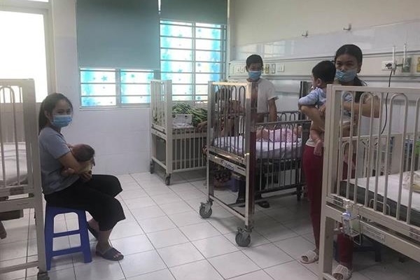 Bệnh nhi sởi đang điều trị tại BV nhi Trung ương (Ảnh Internet)