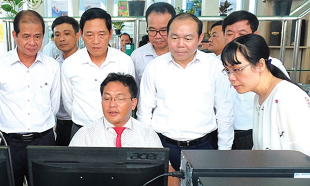 Chủ tịch Liên minh HTX Việt Nam Nguyễn Ngọc Bảo tham quan điểm kết nối cung cầu công nghệ Cần Thơ