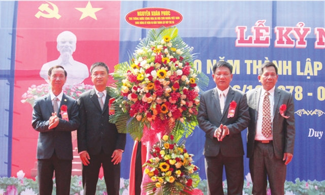 Thủ tướng Chính phủ Nguyễn Xuân Phúc gửi hoa chúc mừng HTX