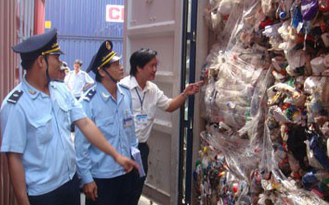 Cán bộ hải quan kiểm tra container phế liệu