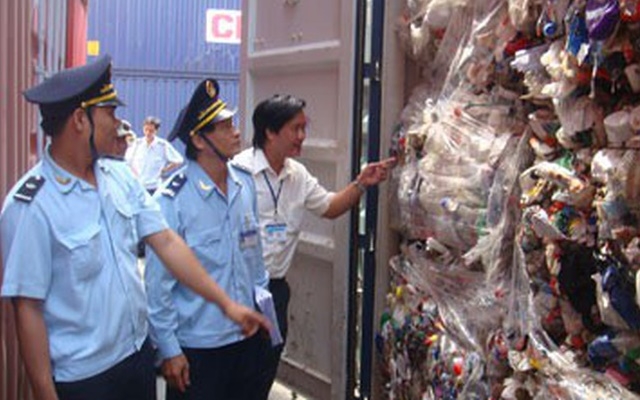 Cán bộ hải quan kiểm tra container phế liệu