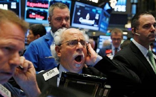 Dow Jones giảm 2,2%, còn 25.598,74 điểm.