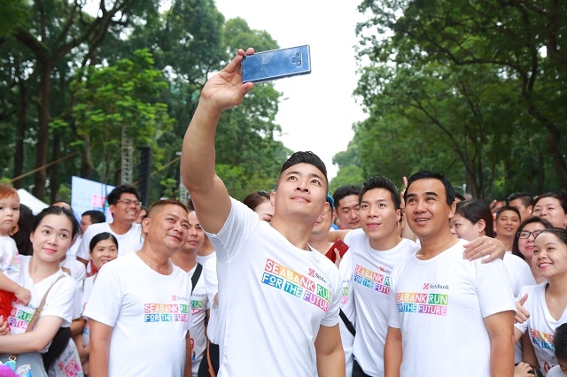 Các nghệ sĩ cùng chụp một bức ảnh lưu niệm với các VĐV tham gia giải chạy