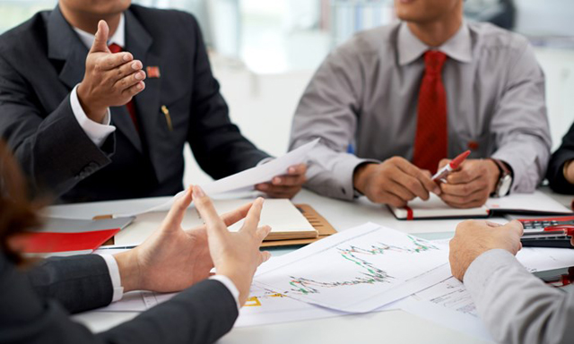 Trong trường hợp lãnh đạo bán ra khi thị giá cổ phiếu đang giảm dù với mục đích gì cũng vẫn khiến cổ đông hoang mang