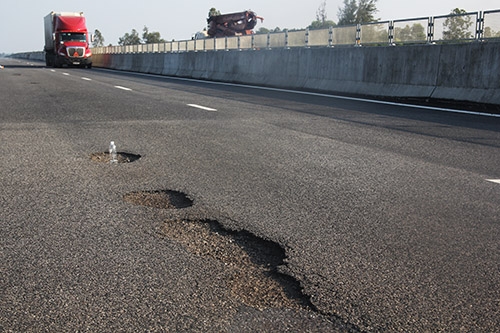 Sau hơn 1 năm đưa vào khai thác, công trình đã xảy ra hiện tượng hư hỏng mặt đường (Ảnh: Internet)