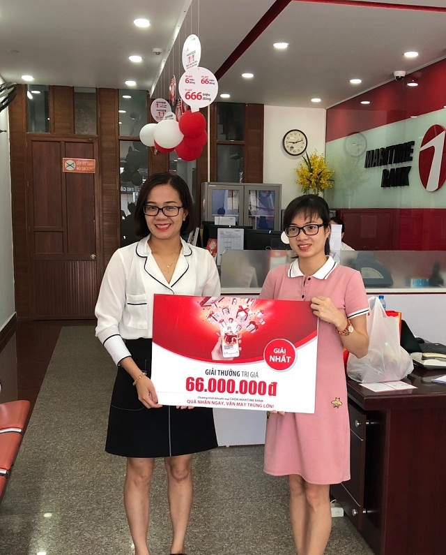 Chị Nguyễn Thị Dùng là một trong số 2 khách hàng may mắn nhất của chương trình “Chọn MaritimeBank: Quà nhận ngay – Vận may trúng lớn” tháng 8/2018 nhận giải thưởng tiền mặt 66 triệu đồng