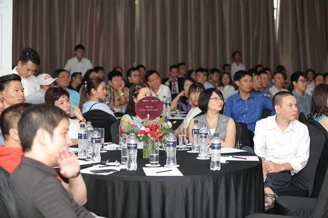 Các nhà đầu tư chăm chú theo dõi màn ra mắt bộ đôi sản phẩm mới