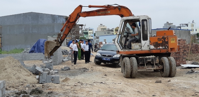 UBND quận Hải An cùng các cơ quan chức năng cương quyết xử lý hành vi lấn chiếm đất, xây dựng nhà không phép ở Đồng Xá, P. Thành Tô