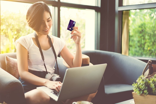 Nếu bạn đang muốn mua một món hàng nào đó nhưng không có sẵn tiền mặt hoặc không đủ tiền trong tài khoản, bạn có thể mua chúng ngay lập tức với chiếc thẻ tín dụng