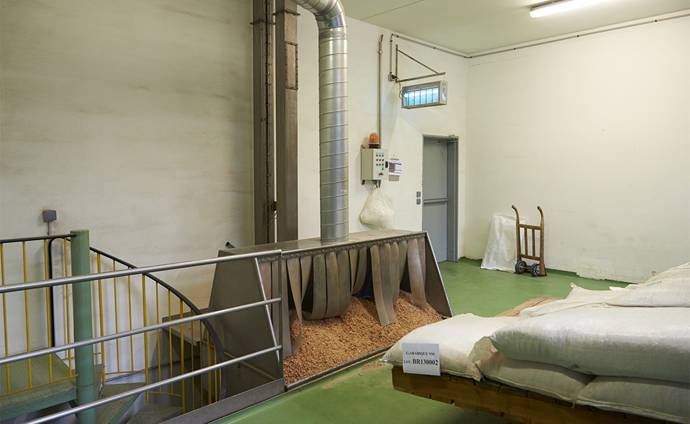 Keo thô được nghiền nát trước khi được hòa tan trong nước. Ảnh: Alland & Robert