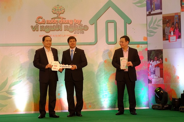 Đại diện Tập đoàn Bảo Việt nhận giấy chứng nhận