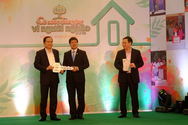 Đại diện Tập đoàn Bảo Việt nhận giấy chứng nhận