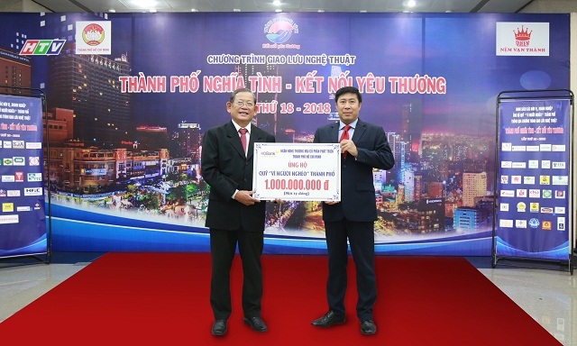 Ông Trân Tấn Ngời – Phó chủ tịch Thường trực Ủy ban MTTQ Việt Nam tại TP.HCM nhận bảng tài trợ tượng trưng từ đại diện lãnh đạo HDBank - ông Lê Thành Trung – phó TGĐ
